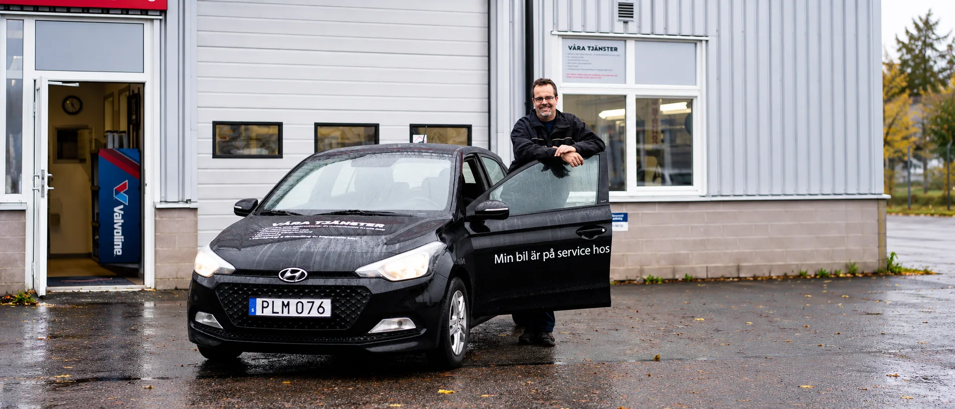 Lånebil från Bil & Motor utanför verkstaden